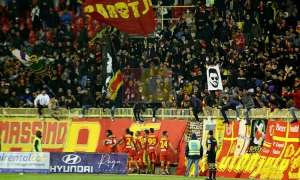 Giocatori sotto la Curva dopo il gol di Martinelli