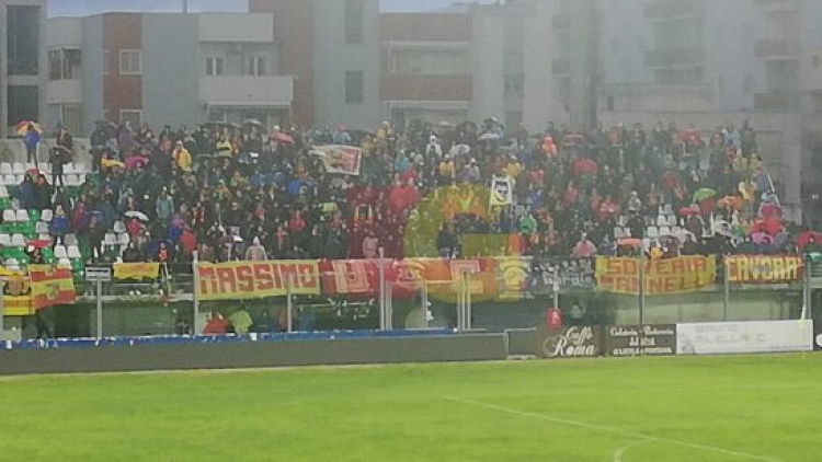 Tifosi giallorossi al "Veneziani"