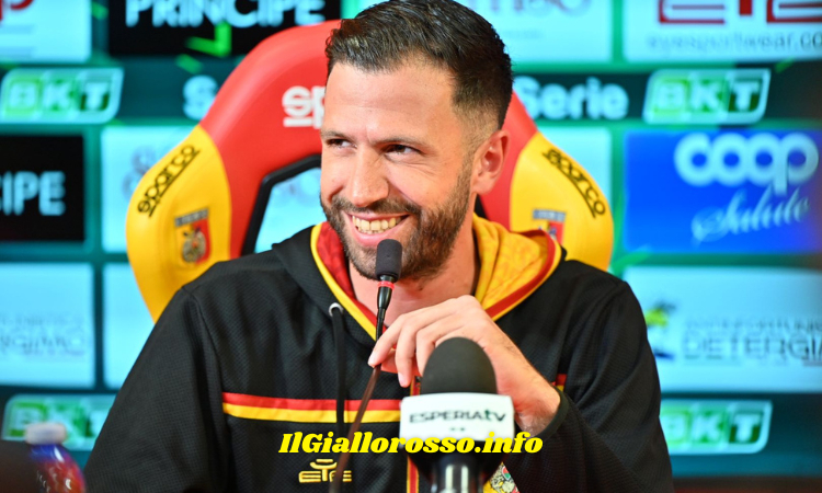 Pietro Iemmello sorridente in sala stampa