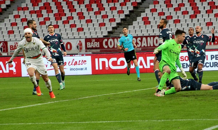 Il gol di Pierini del Venezia per l'1-0 al San Nicola
